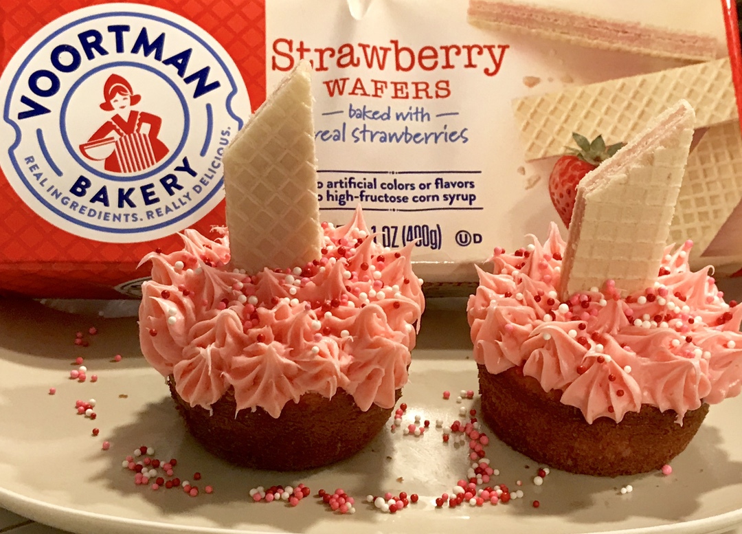 Voortman Strawberry Wafer Birthday Candle Cupcakes #Voortman #strawberry #cupcakes #baking #blogger #blog #food #foodie #recipe #ad