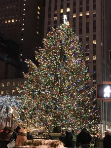 christmas tree in new york at night