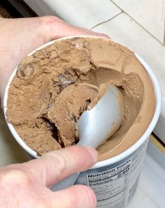 Voorman Bakery Easy Ice Cream Sandwiches #Voortman #VoortmanBakery #cookies #icecream #treat #valentinesday #food #foodie #ad