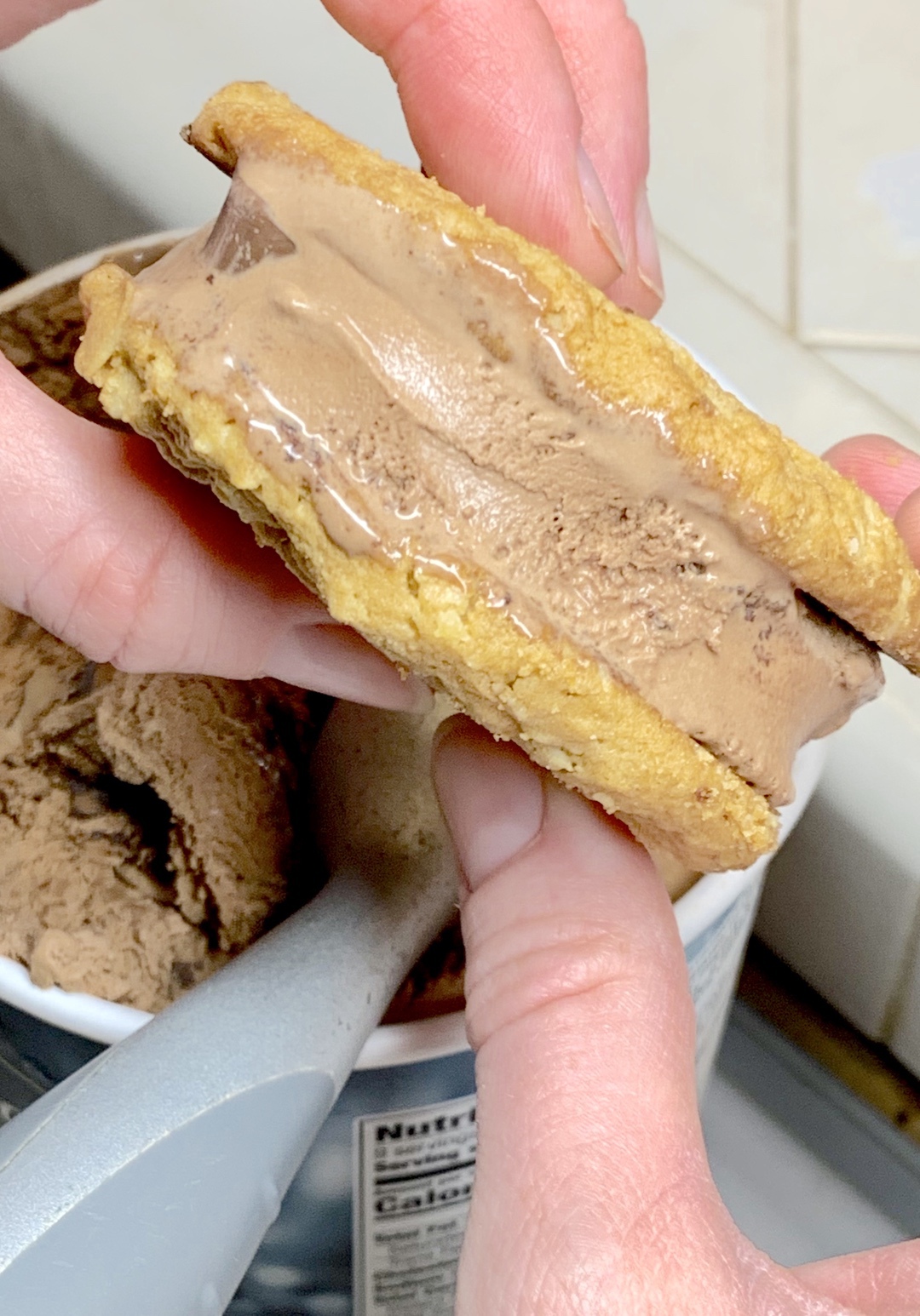 Voorman Bakery Easy Ice Cream Sandwiches #Voortman #VoortmanBakery #cookies #icecream #treat #valentinesday #food #foodie #ad