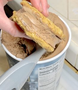 Voorman Bakery Easy Ice Cream Sandwiches #Voortman #VoortmanBakery #cookies #icecream #treat #valentinesday #food #foodie #ad