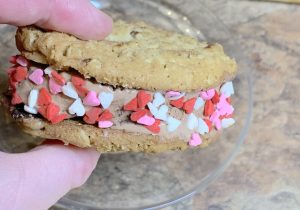 Voorman Bakery Easy Ice Cream Sandwiches #Voortman #VoortmanBakery #cookies #icecream #treat #valentinesday #food #foodie #ad