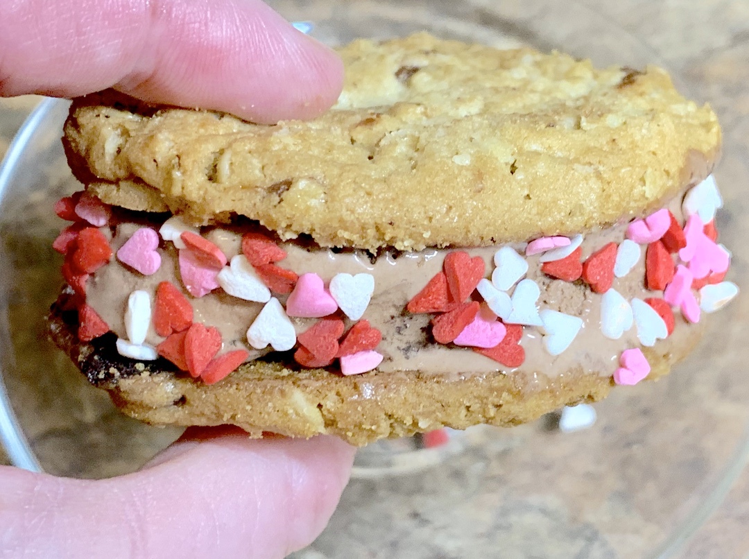 Voorman Bakery Easy Ice Cream Sandwiches #Voortman #VoortmanBakery #cookies #icecream #treat #valentinesday #food #foodie #ad
