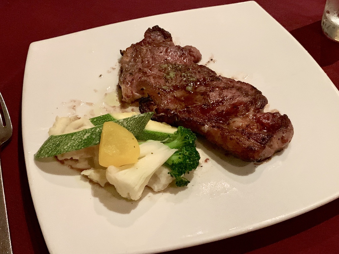 steak and mashed potatoes at Big Ben