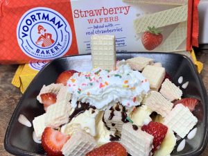 Strawberry Wafer Banana Split with Voortman Bakery