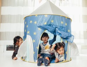 kids with tent in house