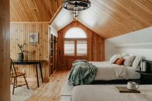Minimalist versus cozy homes